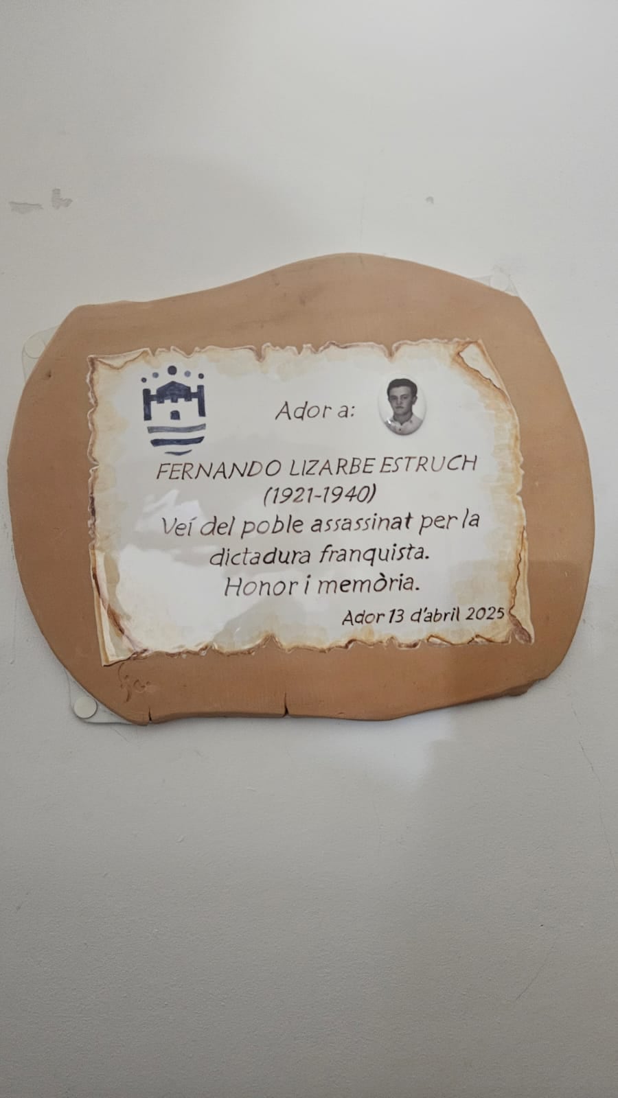 Placa conmemorativa en homenaje a Fernado Lizarbe en Ador.