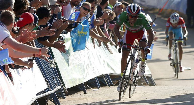 Purito Rodriguez entra por delante de Fabio Aru en la meta de la Ermita del Alba (Quirós).