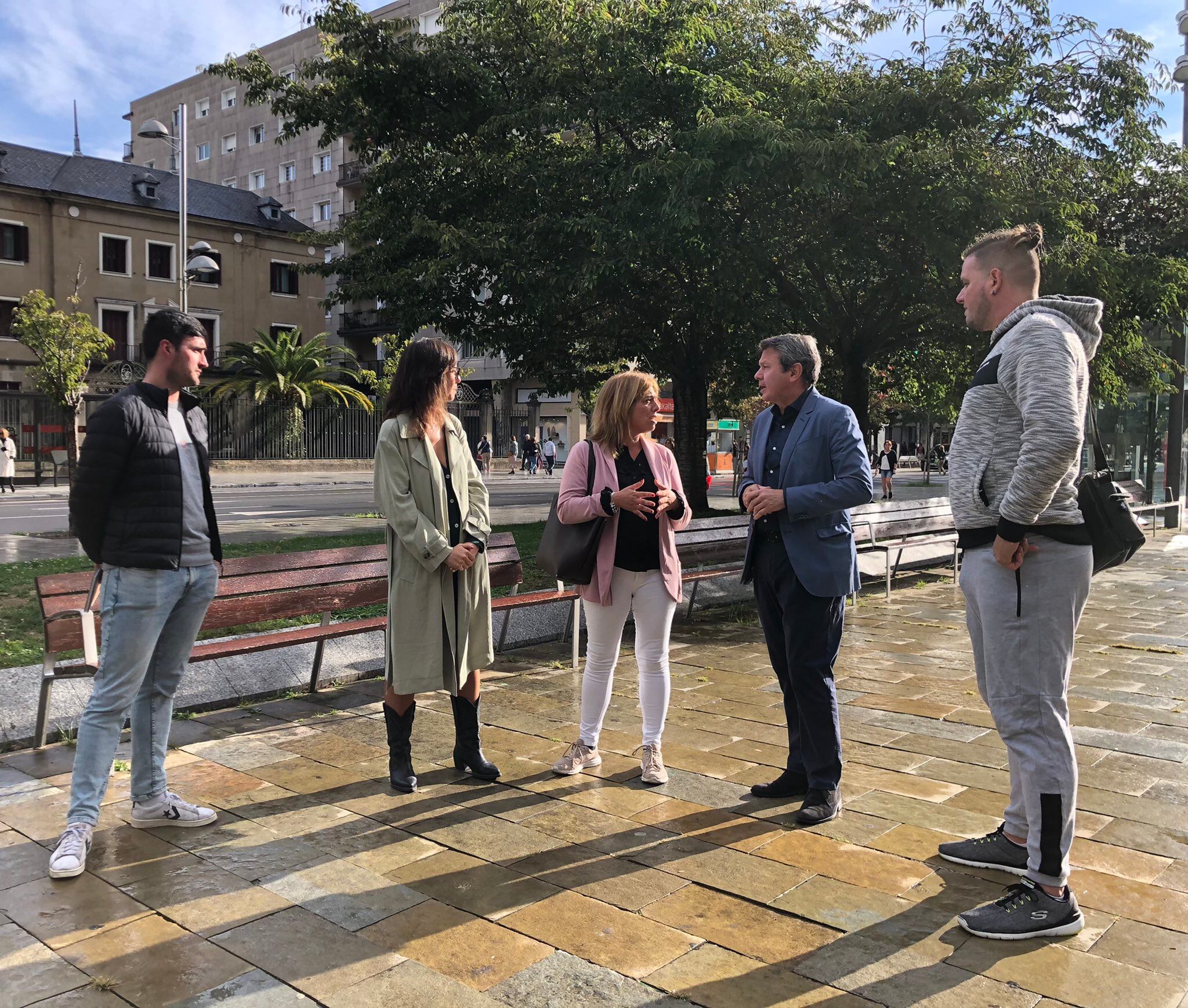 El alcalde, junto a comerciantes y hosteleros, presenta los planes navideños de Irun.