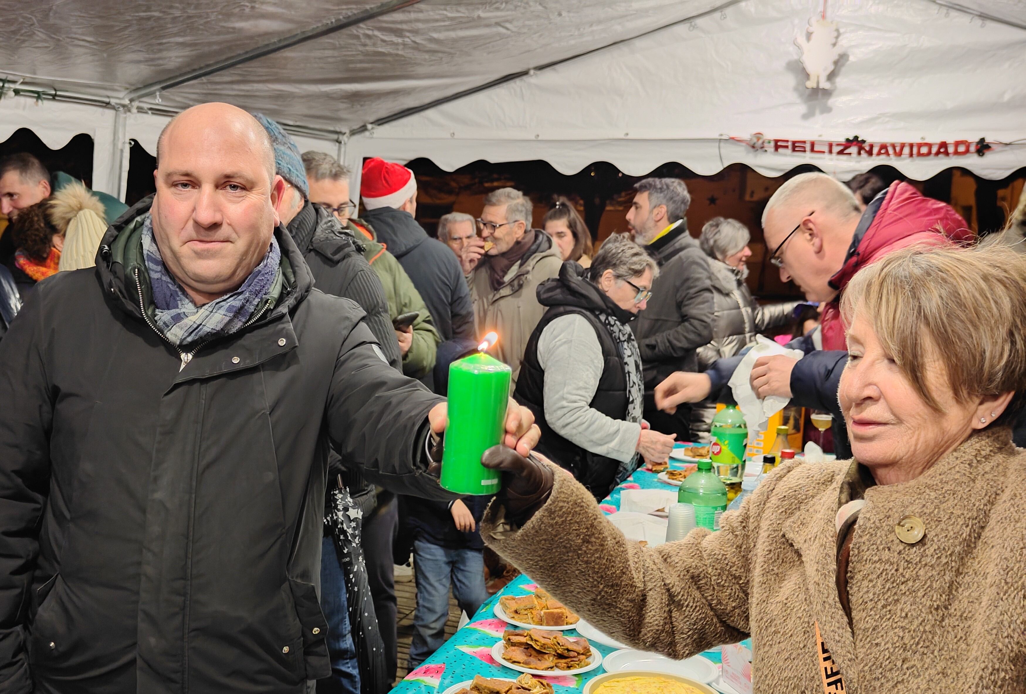 Pedro Ruiz y Pilar Martín muestran la vela encendida