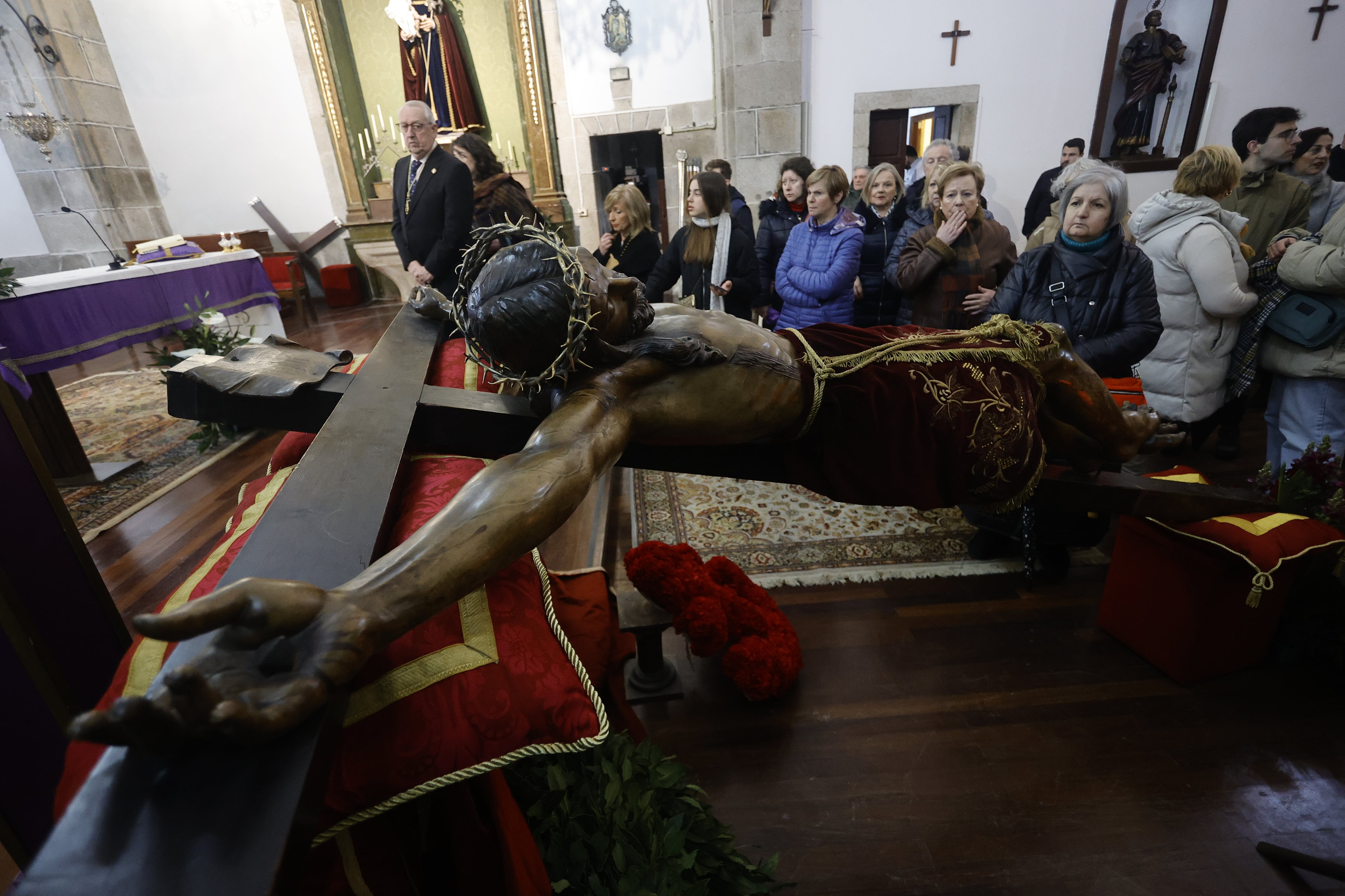 Acto en la iglesia del Socorro tras suspenderse la procesión del Cristo de los Navegantes (foto: Kiko Delgado / EFE)