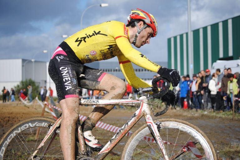 Larrinaga llega a Gijón tras proclamarse campeón de Euskadi en Izarra