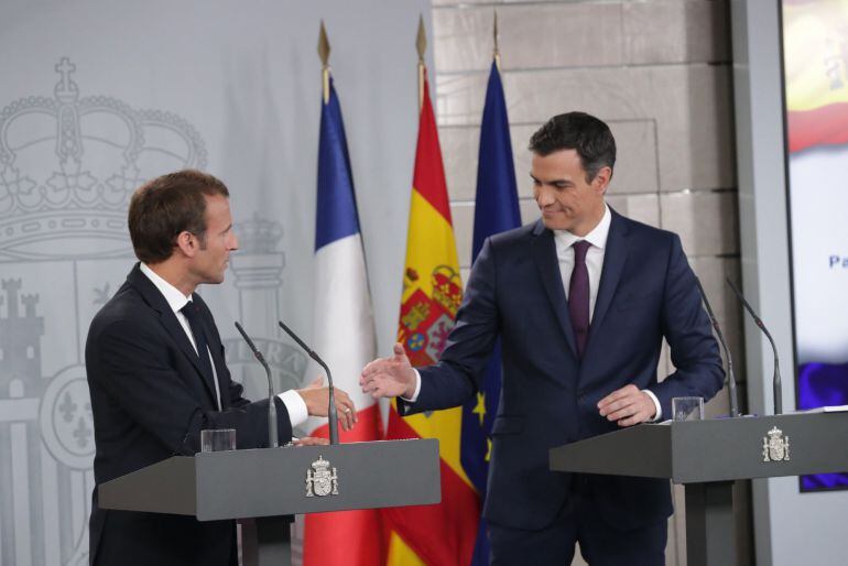 El presidente del Gobierno, Pedro Sánchez y el presidente de Francia, Emmanuel Macron, durante la rueda de prensa que han ofrecido esta tarde tras reunirse en el Palacio de la Moncloa de Madrid.