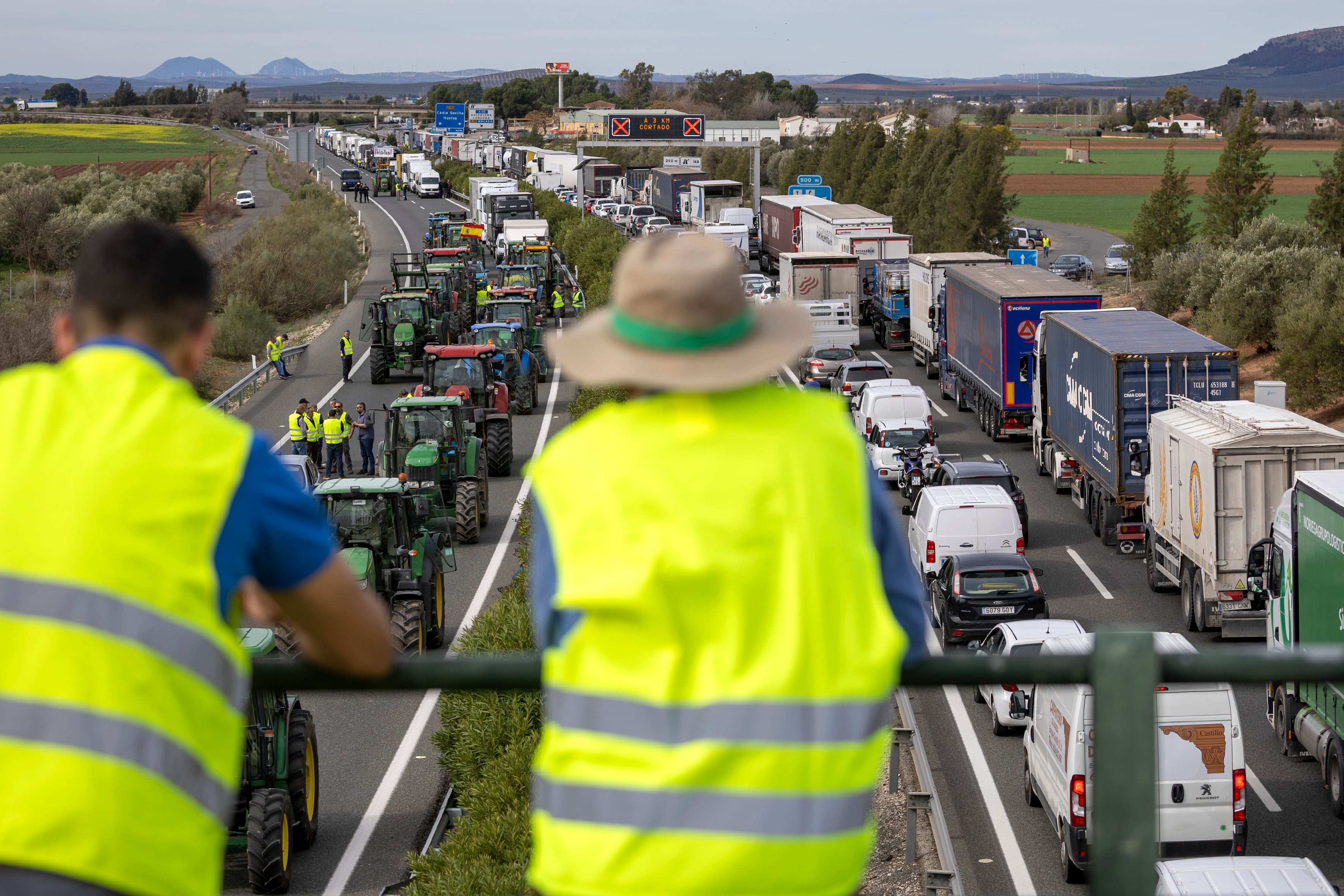 GRAFAND8872. ANTEQUERA (MÁLAGA), 14/02/2024.- Un millar de agricultores, según los convocantes, con numerosos tractores se han movilizado este miércoles en la comarca malagueña de Antequera para reclamar mejoras ante su difícil situación económica y han interrumpido la circulación de vehículos en vías como la A-92 en el municipio antequerano. . EFE/Álvaro Cabrera
