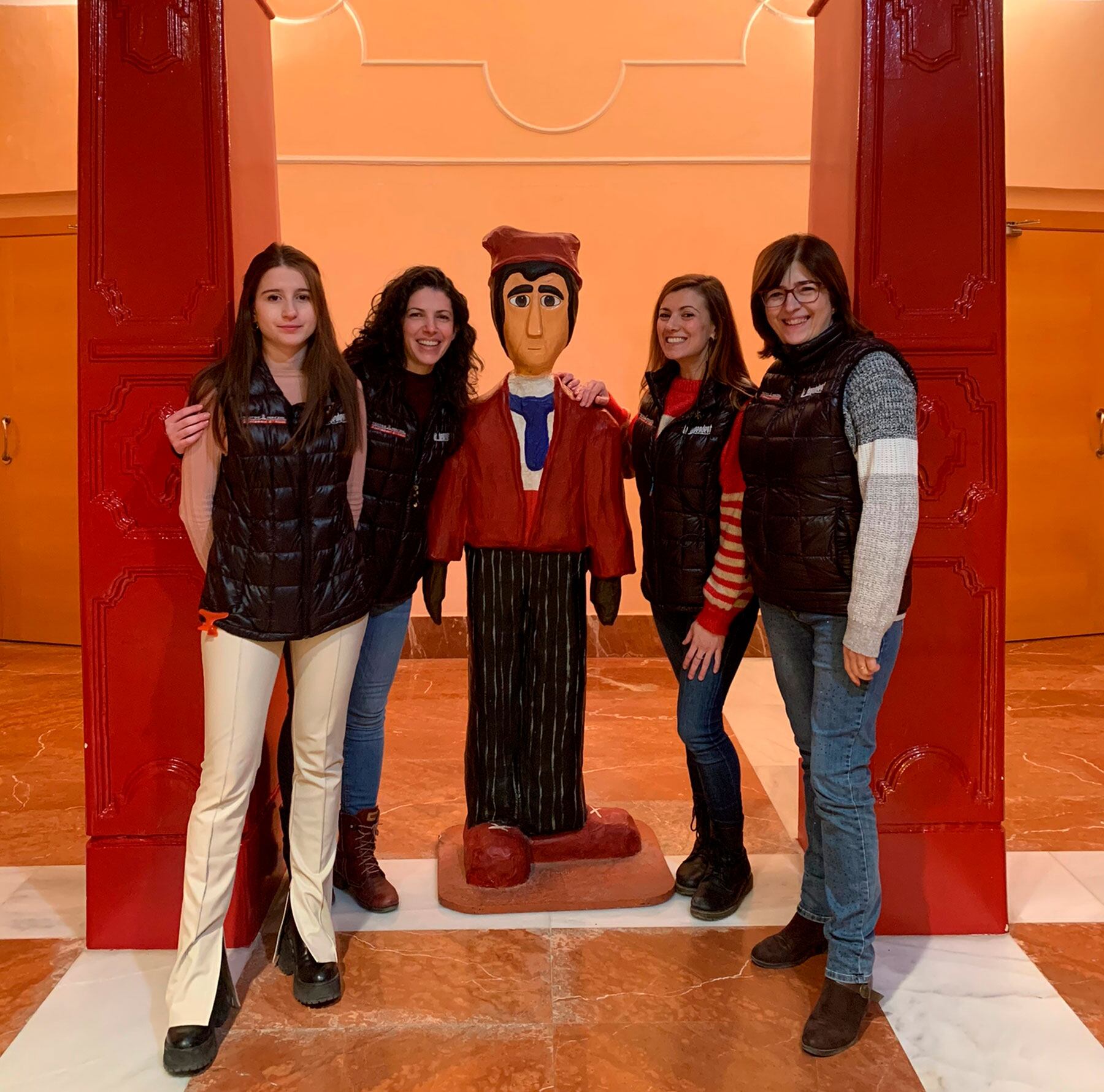 Marina Rozalén, Lidia Miró, Alexandra Segura i María del Mar Jaen, en l'entrada del Teatre Principal, junt a la figura de Tirisiti