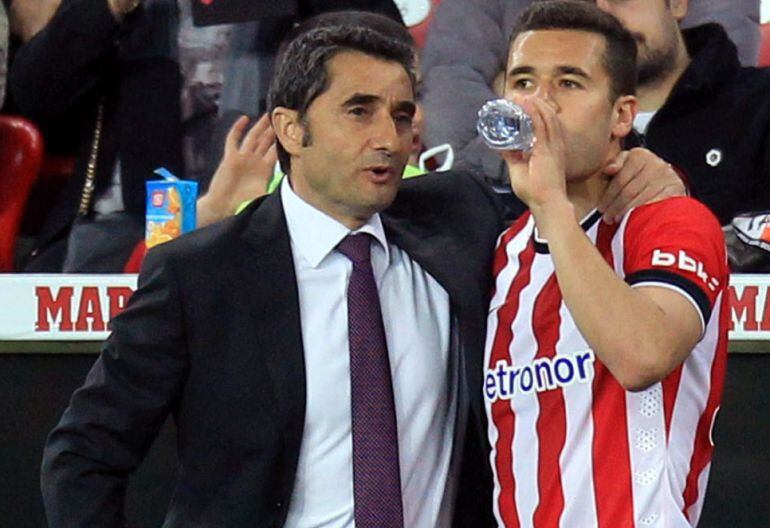 GRA504. BILBAO, 18/04/2015.- El entrendor del Atheltic de Bilbao, Ernesto Valverde (2-d), conversa con su jugador Aketxe (d), durante el partido de Liga en Primera División ante el Getafe disputado esta noche en el estadio de San Mamés, en Bilbao. EFE/Luis Tejido