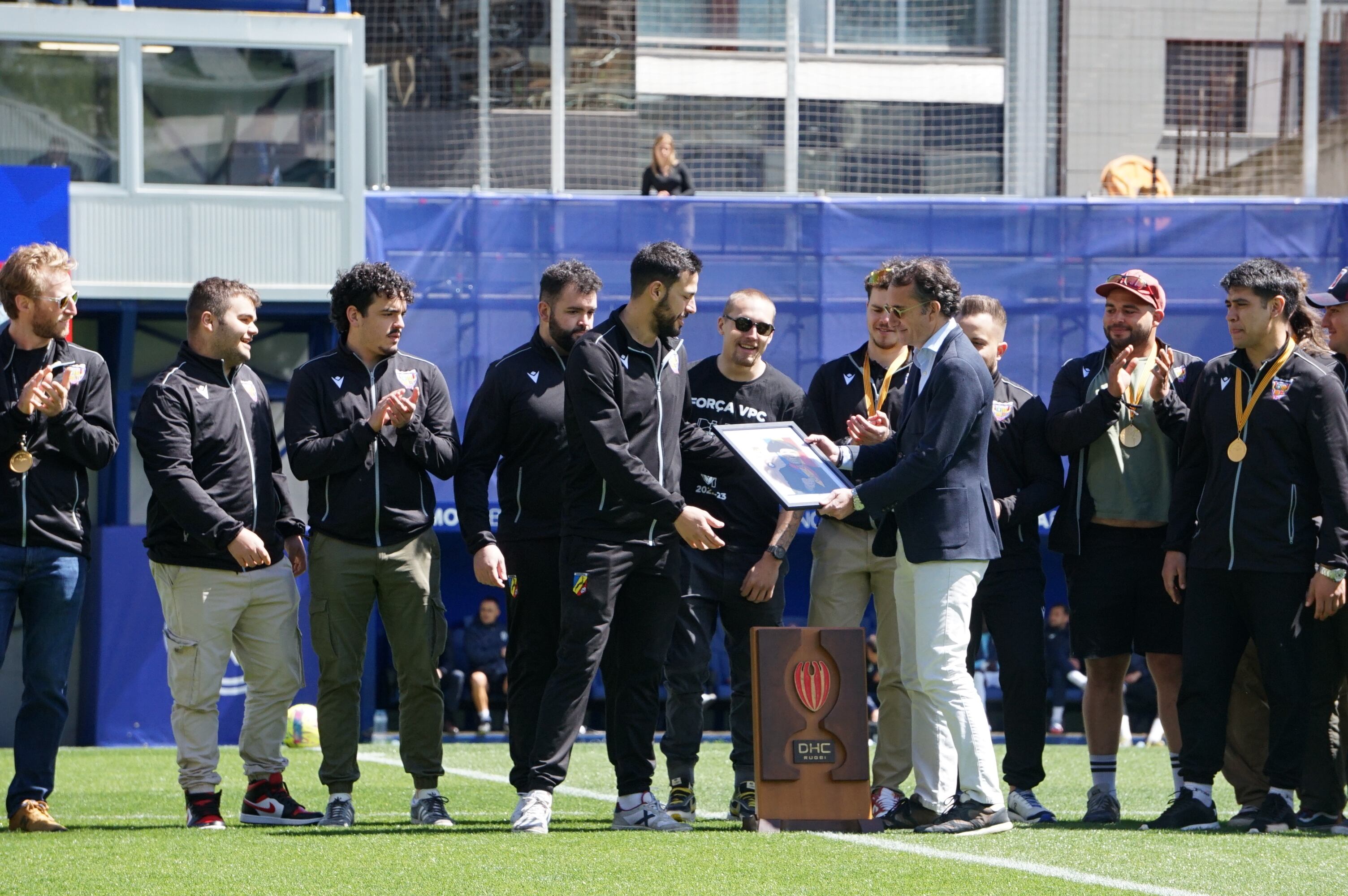 Els jugadors del VPC reben el reconeixement de campions per part del FC Andorra.