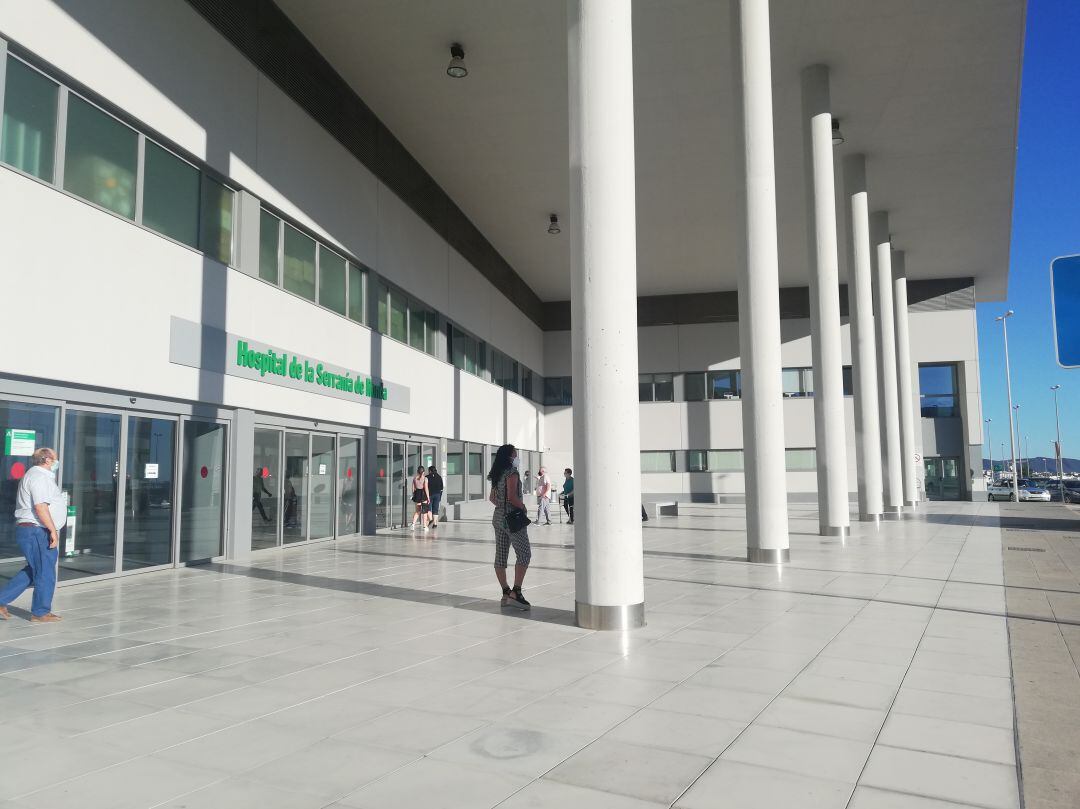 Imagen de la puerta de acceso principal del Hospital de la Serranía este viernes
