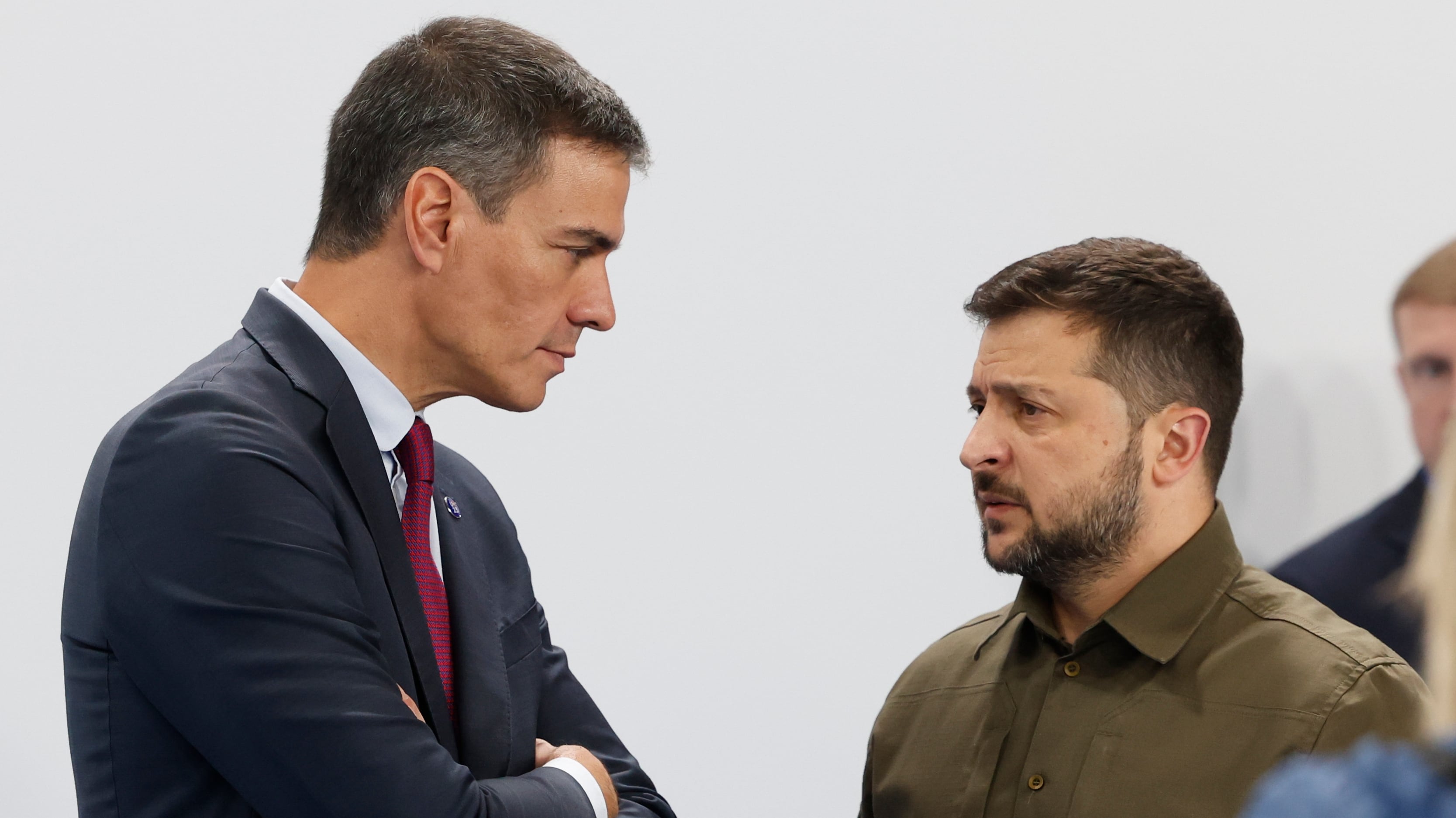 El presidente del Gobierno, Pedro Sánchez conversa con el presidente de Ucrania, Volodímir Zelenski en una imagen de archivo