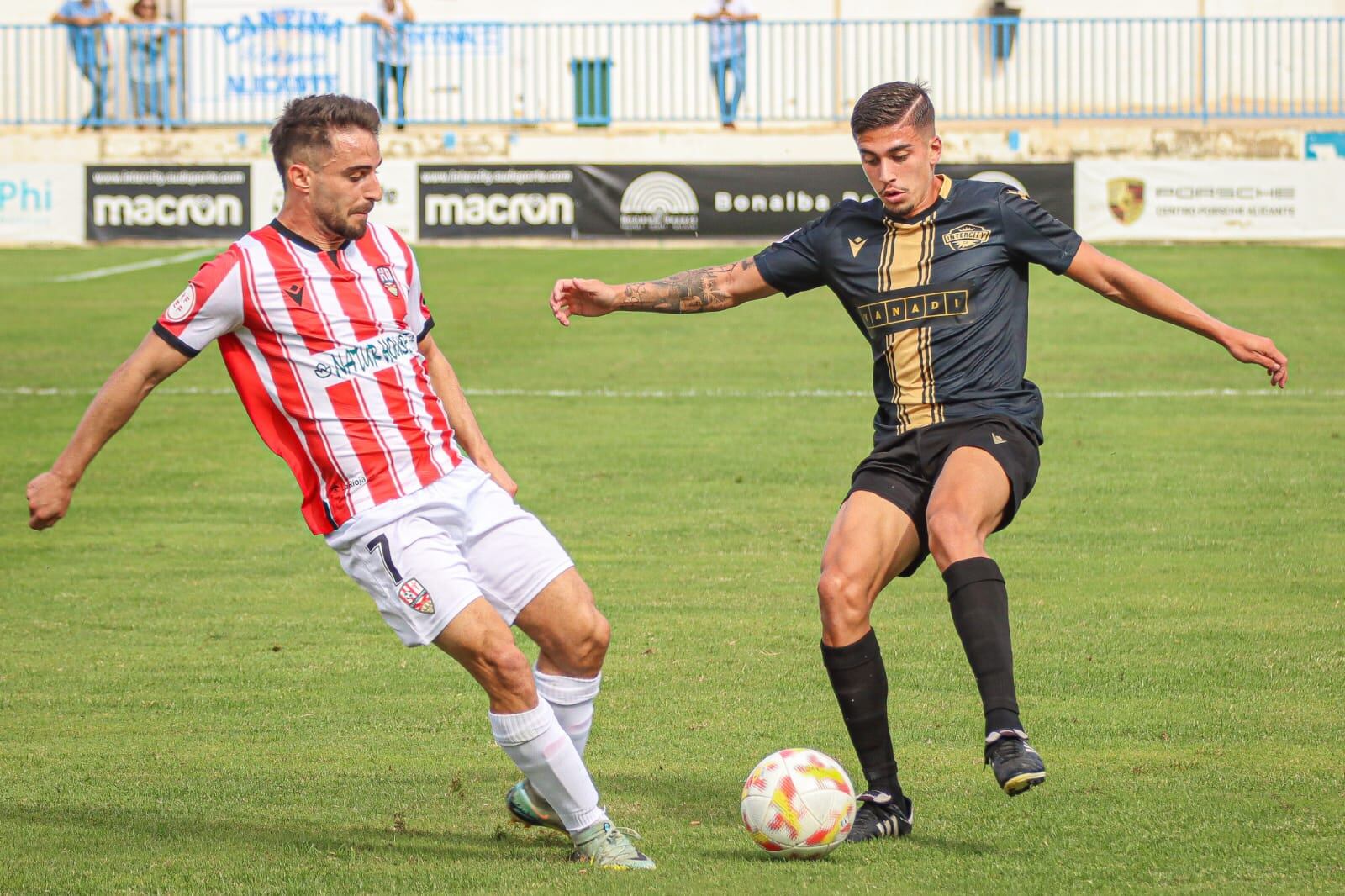 Carlos Doncel disputa un balón en la visita de la UD Logroñés al CF Intercity / CF Intercity