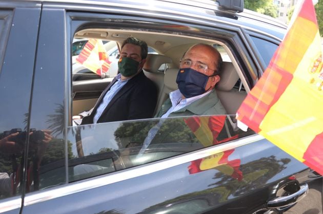 El diputado de Vox en el Congreso, Ignacio Gil Lázaro, y en Les Corts, José Manuel Llanos, durante la manifestación motorizada convocada por la formación en València