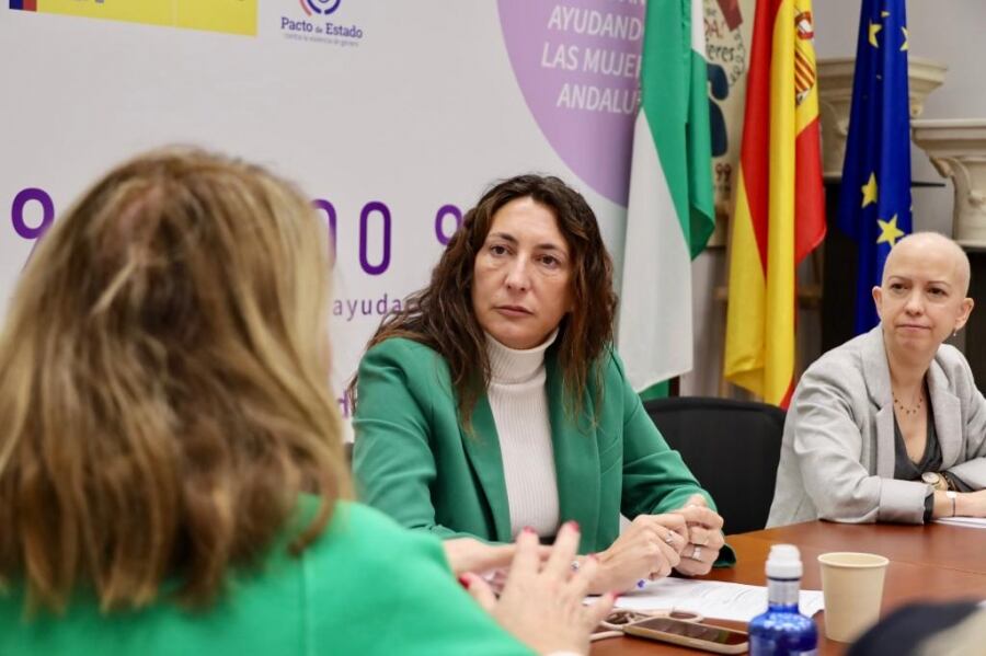 Loles López, consejera de Igualdad, junto a la directora del IAM, Olga Carrión