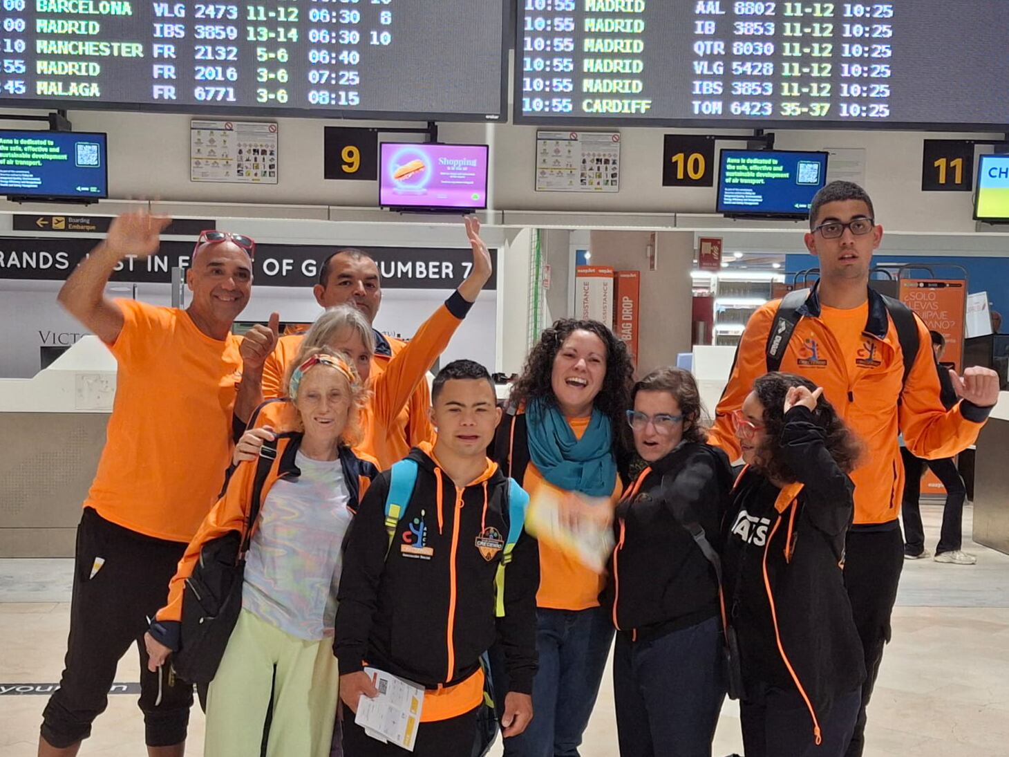 Atletas, entrenadores y familiares en el aeropuerto César Manrique - Lanzarote.