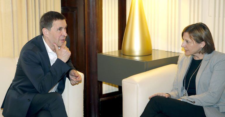 La presidenta del Parlament, Carme Forcadell junto al líder abertzale y secretario general de Sortu, Arnaldo Otegi durante la reunión que mantuvieron en su despacho