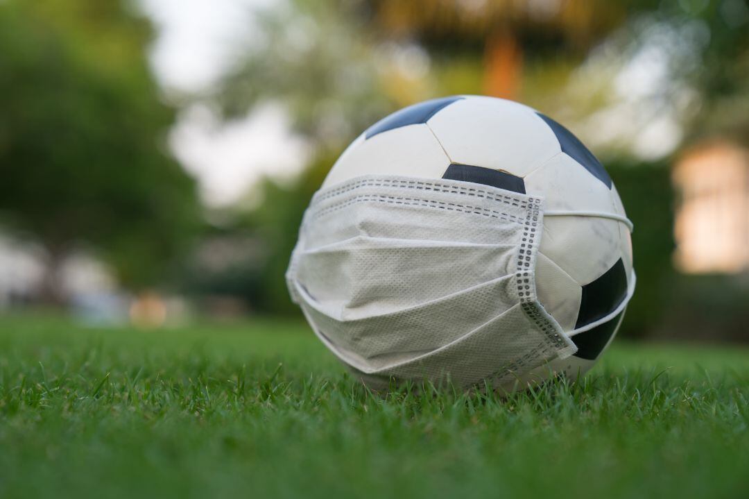 El fútbol también sucumbe a la pandemia. 