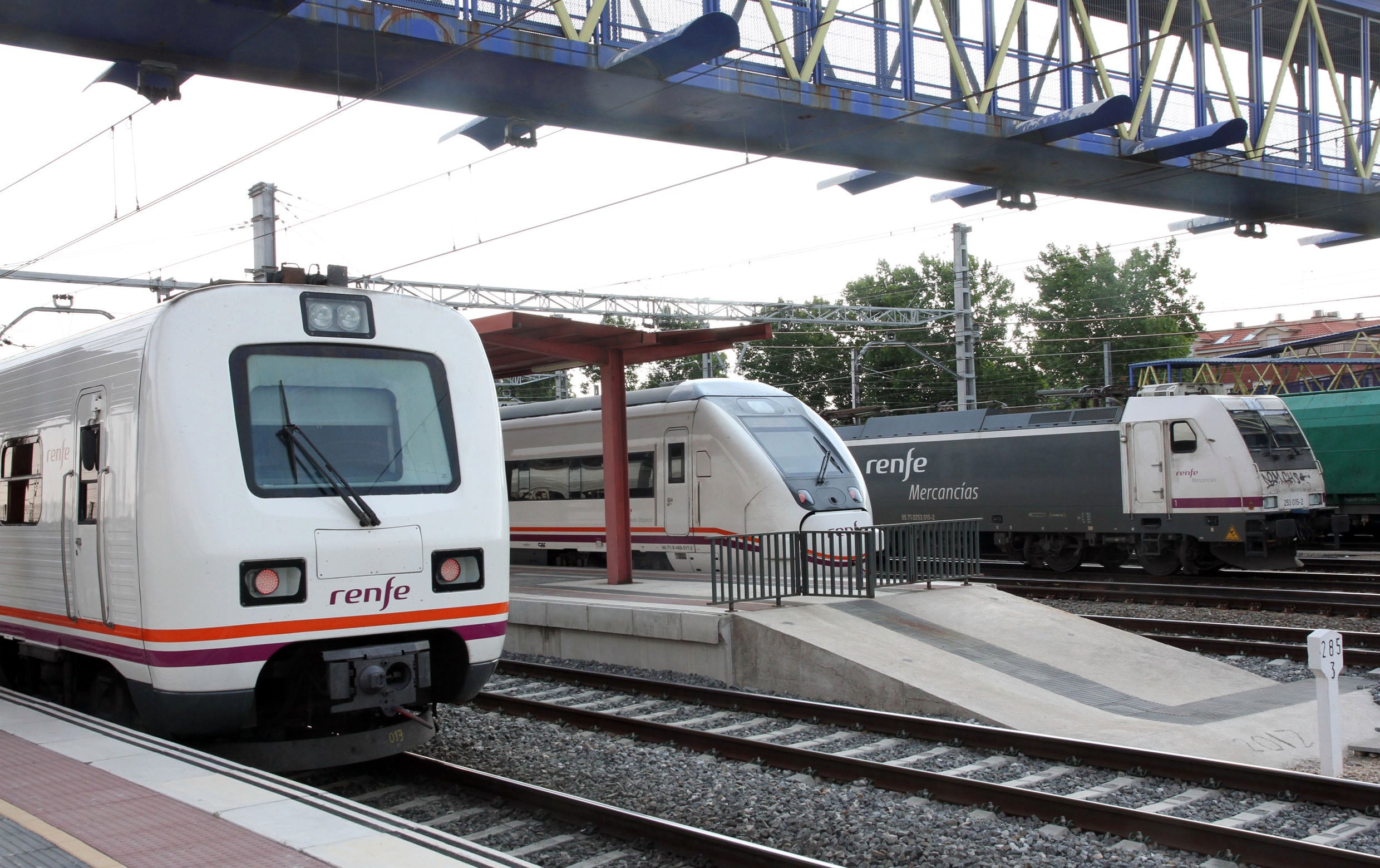 Un pequeño incendio impide la circulación de cinco trenes entre Venta de Baños y Dueñas (Palencia)	 
 Trenes parados en la estación de Venta de Baños por el incidente provocado por un intento de robo de cable.