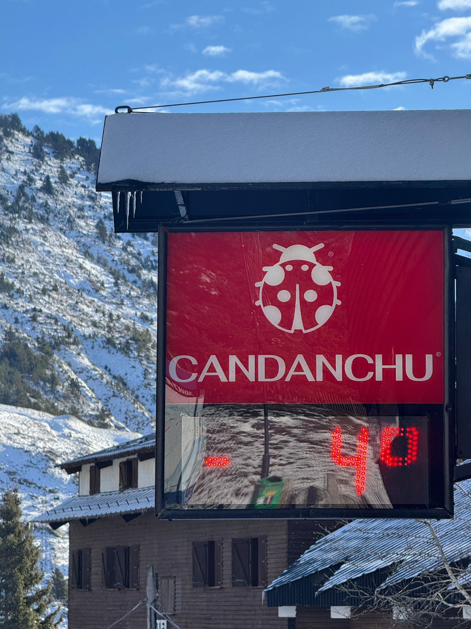 La urbanización de Candanchú pasa estos últimos días bajo cero