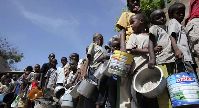 Cola de niños para recibir comida en Mogadiscio (Somalia)