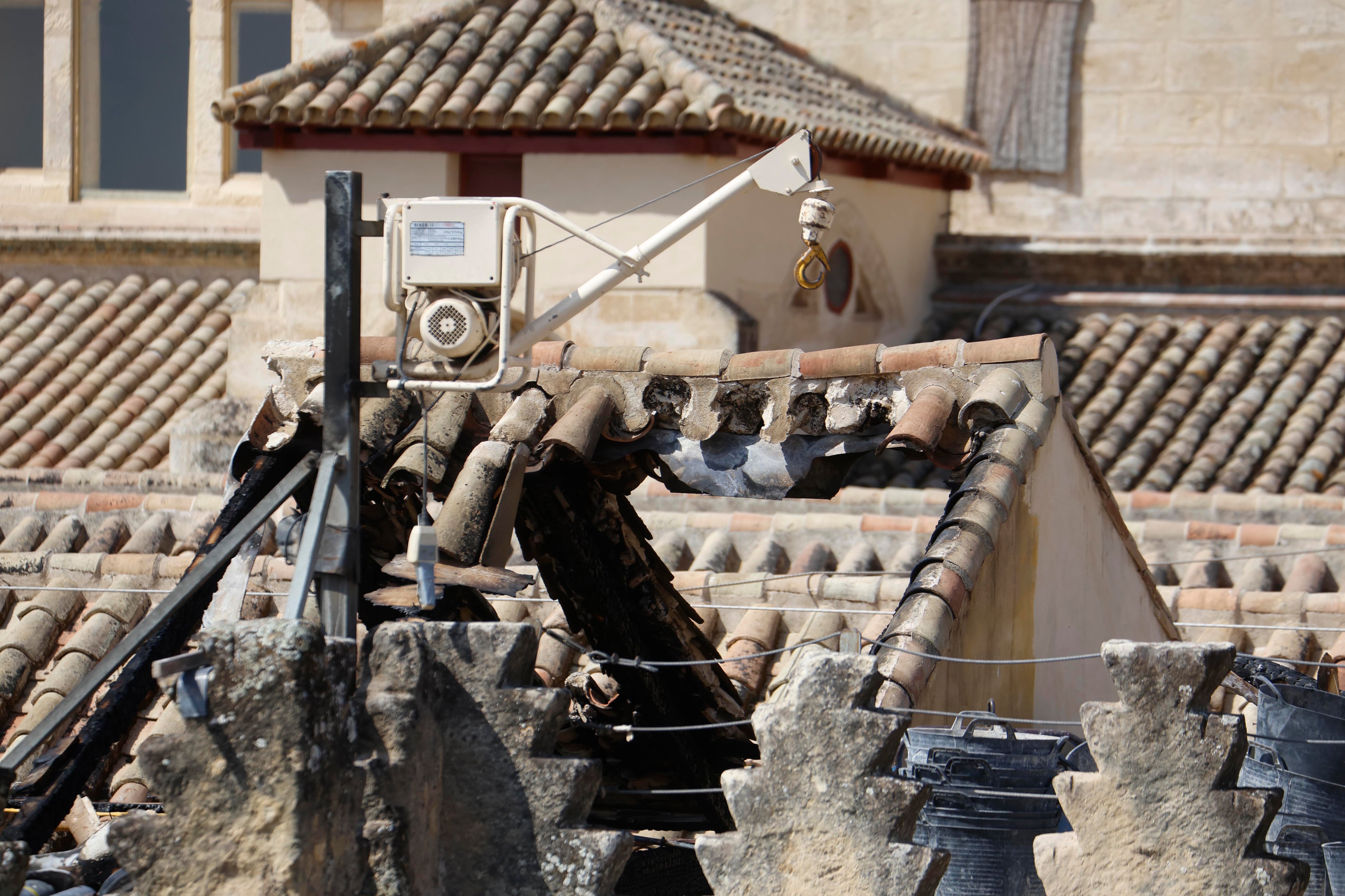 Continúan los trabajos de evaluación de daños en el tejado de la Mezquita de Córdoba. EFE/ Salas