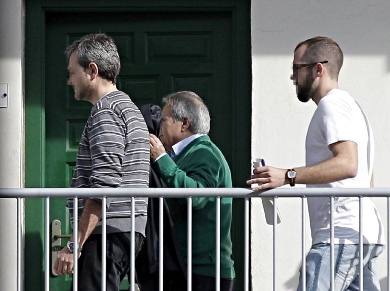 El ex presidente de la Diputación de Valencia, Alfonso Rus (de verde), detenido en la &quot;Operación Taula&quot;, en las dependencias de la Comandancia de la Guardia Civil de Valencia