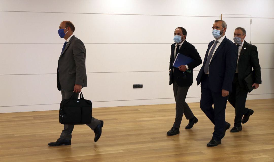 Miembros del Consejo General de Confebask se dirigen a la rueda de prensa en la que han pedido "un gran pacto de país"