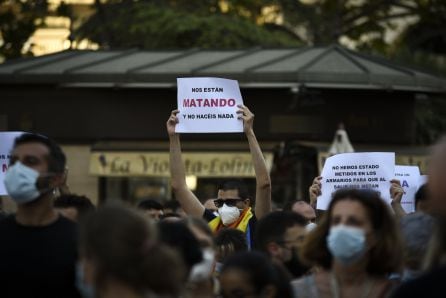 Un joven durante una manifestación para condenar el asesinato de un joven de 24 años el pasado sábado en A Coruña debido a una paliza, a 5 de julio de 2021, en Valencia, (España).