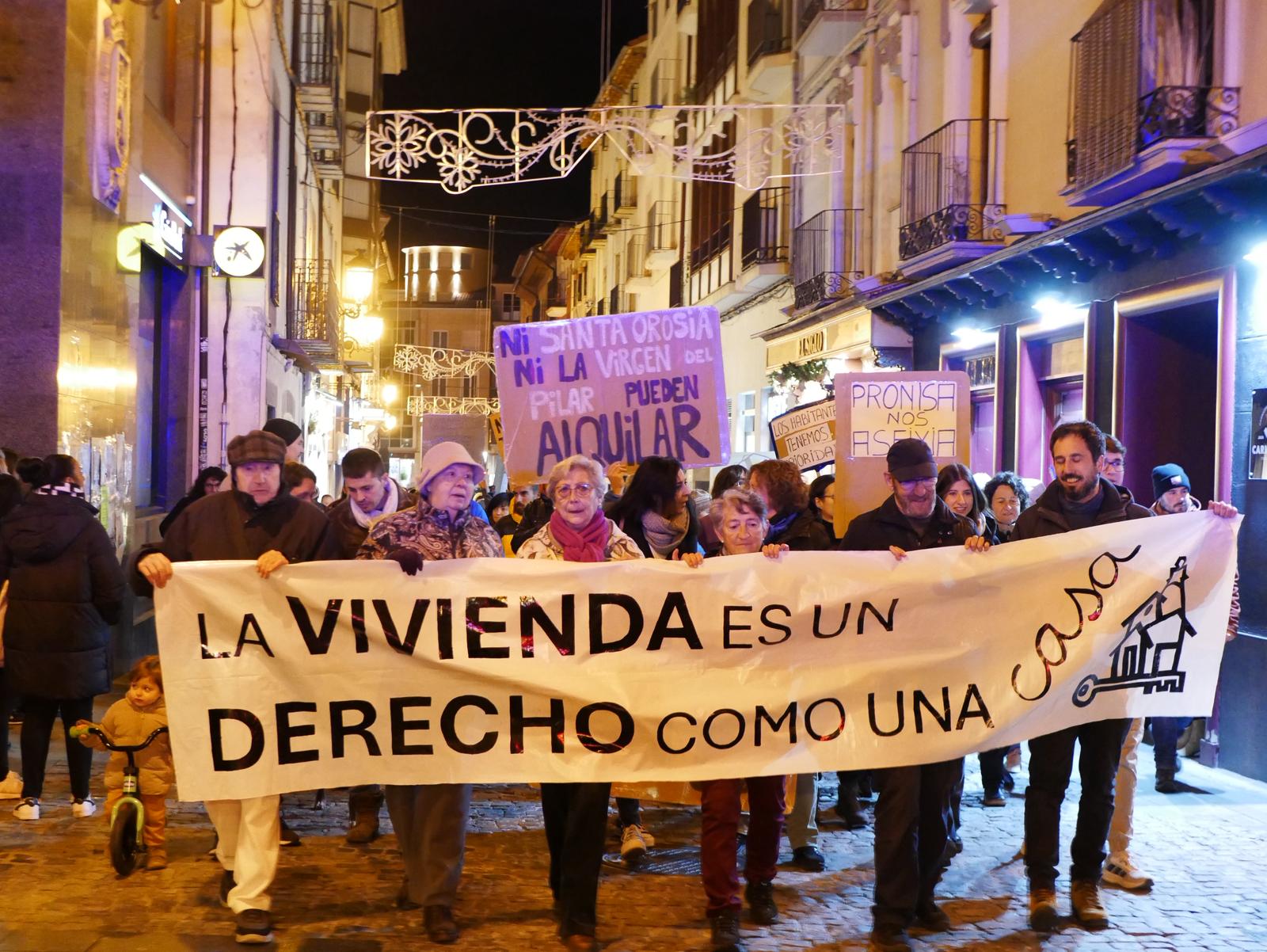 Algunos de los inquilinos afectados participaron en la manifestación de este sábado &quot;Por una vivienda digna&quot; en Jaca