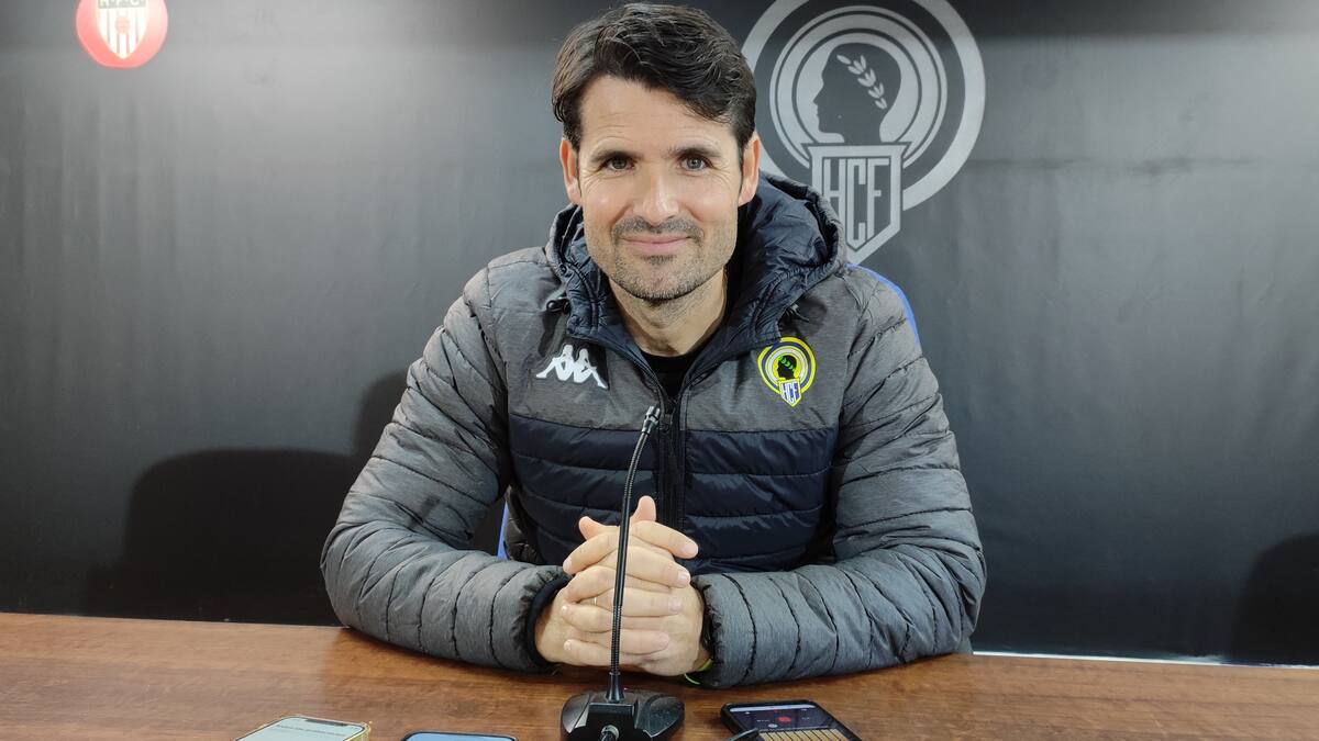 Rueda de prensa de Lolo Escobar, entrenador del Hércules, en la previa del partido ante el CD Ebro