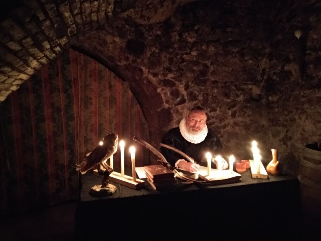 Los visitantes de la bodega El Bolo de la peña El Chilindrón se podrán encontrar a personalidades históricas en su interior