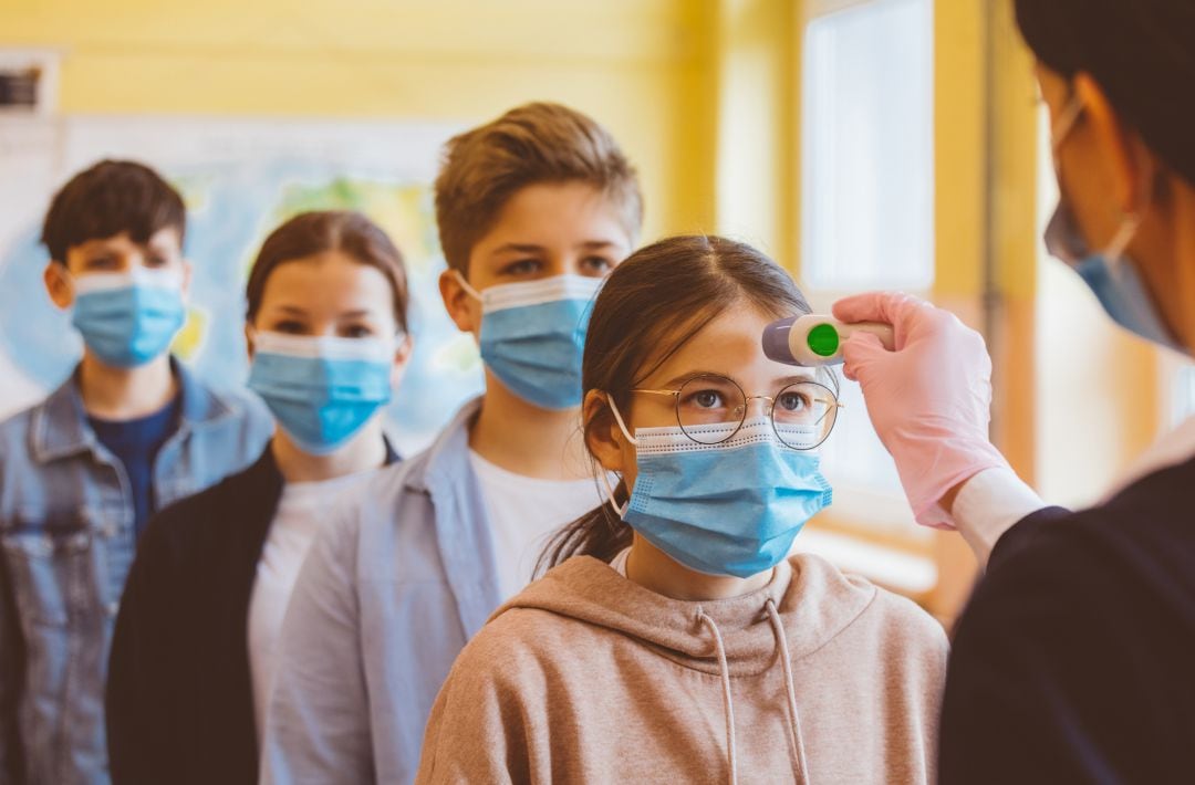 Toma de temperatura en el colegio