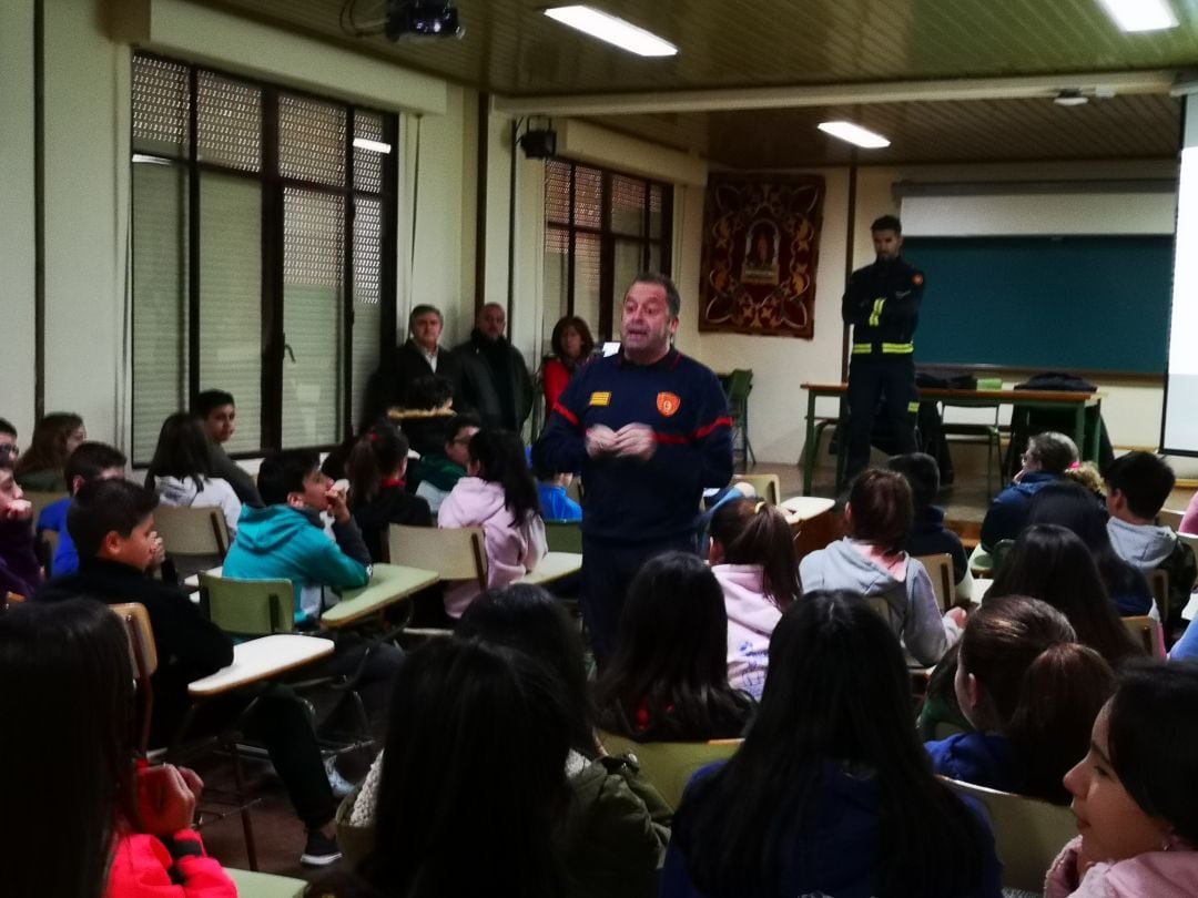 El jefe de bomberos de Andújar, Juan Cámara impartiendo la charla sobre prevención de incendios