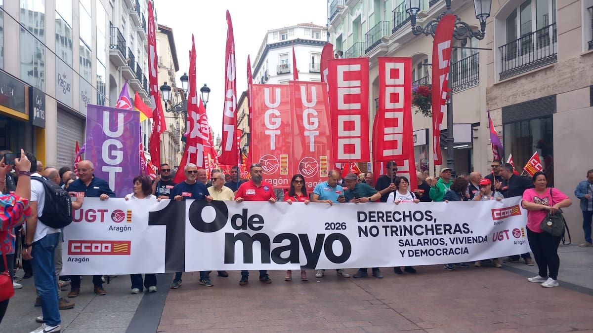 Cientos de trabajadores salen por el 1º de Mayo en Zaragoza: "Queremos salarios dignos"