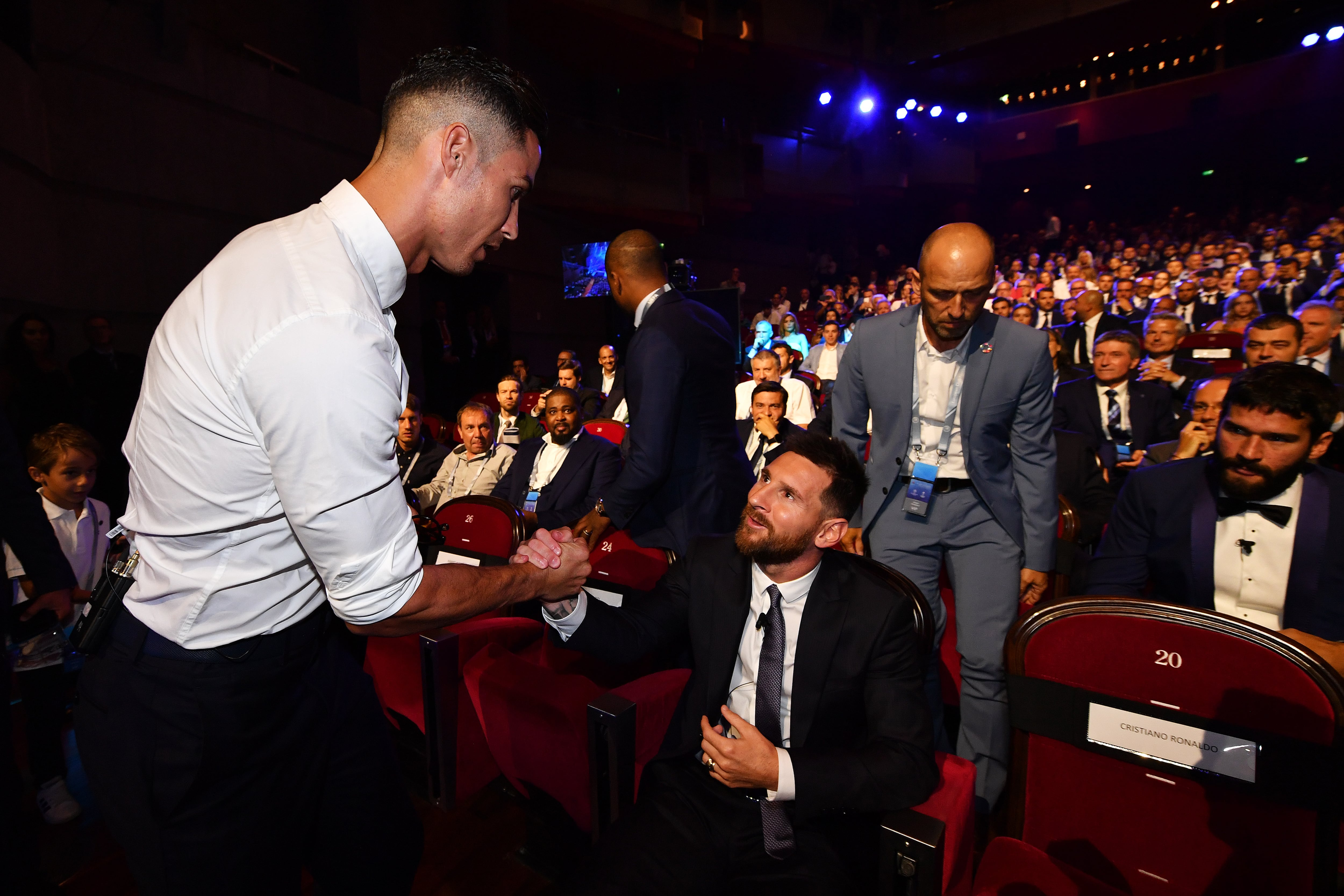 Ronaldo y Messi se saludan en un sorteo de la Champions celebrado en 2019.