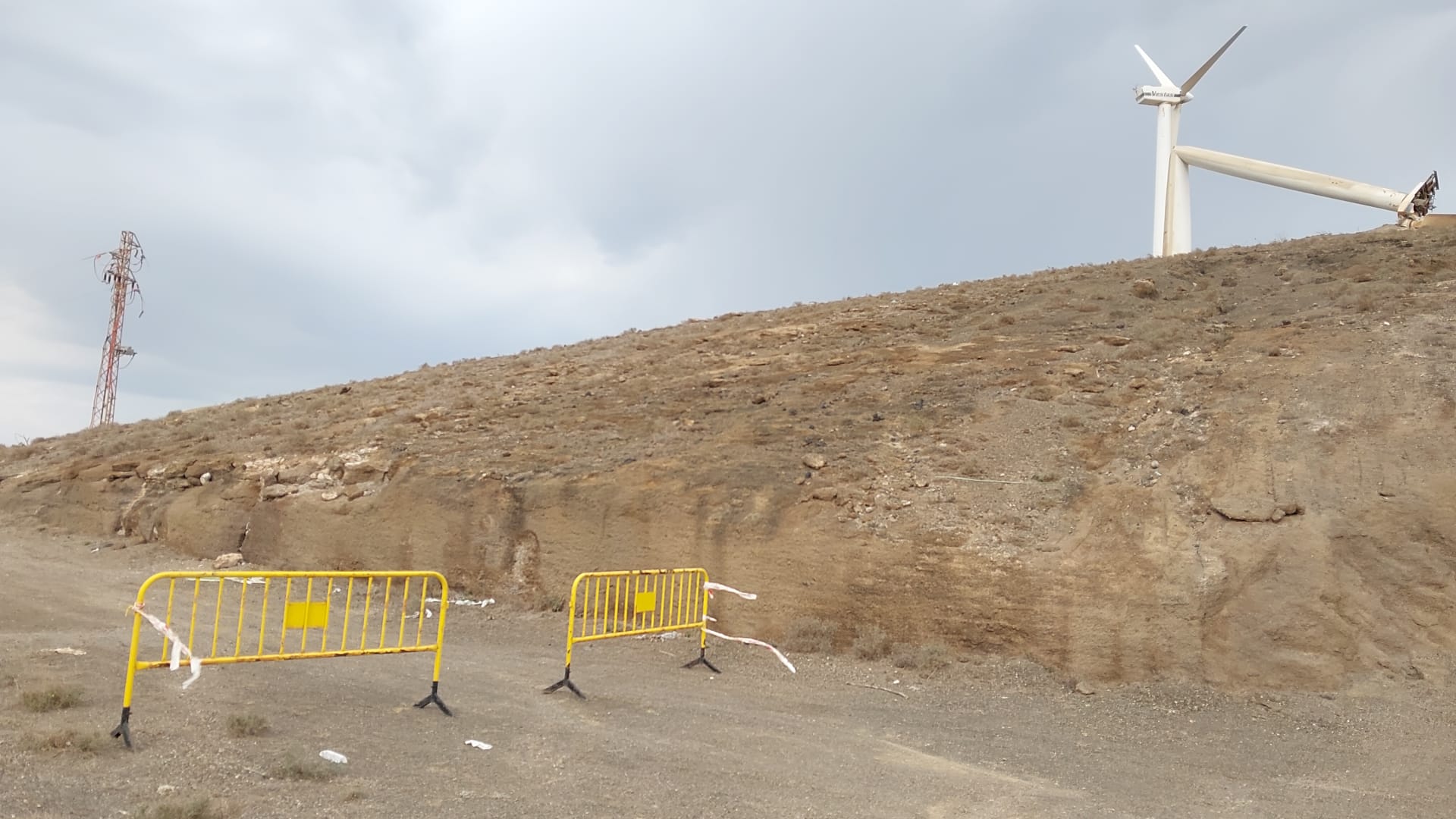 Acceso al parque eólico de Montaña Mina, en Lanzarote, cerrado por la Policía Local de San Bartolomé.