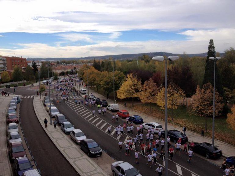 Imagen de los corredores que participaron ayer en la Carrera contral el Cáncer.