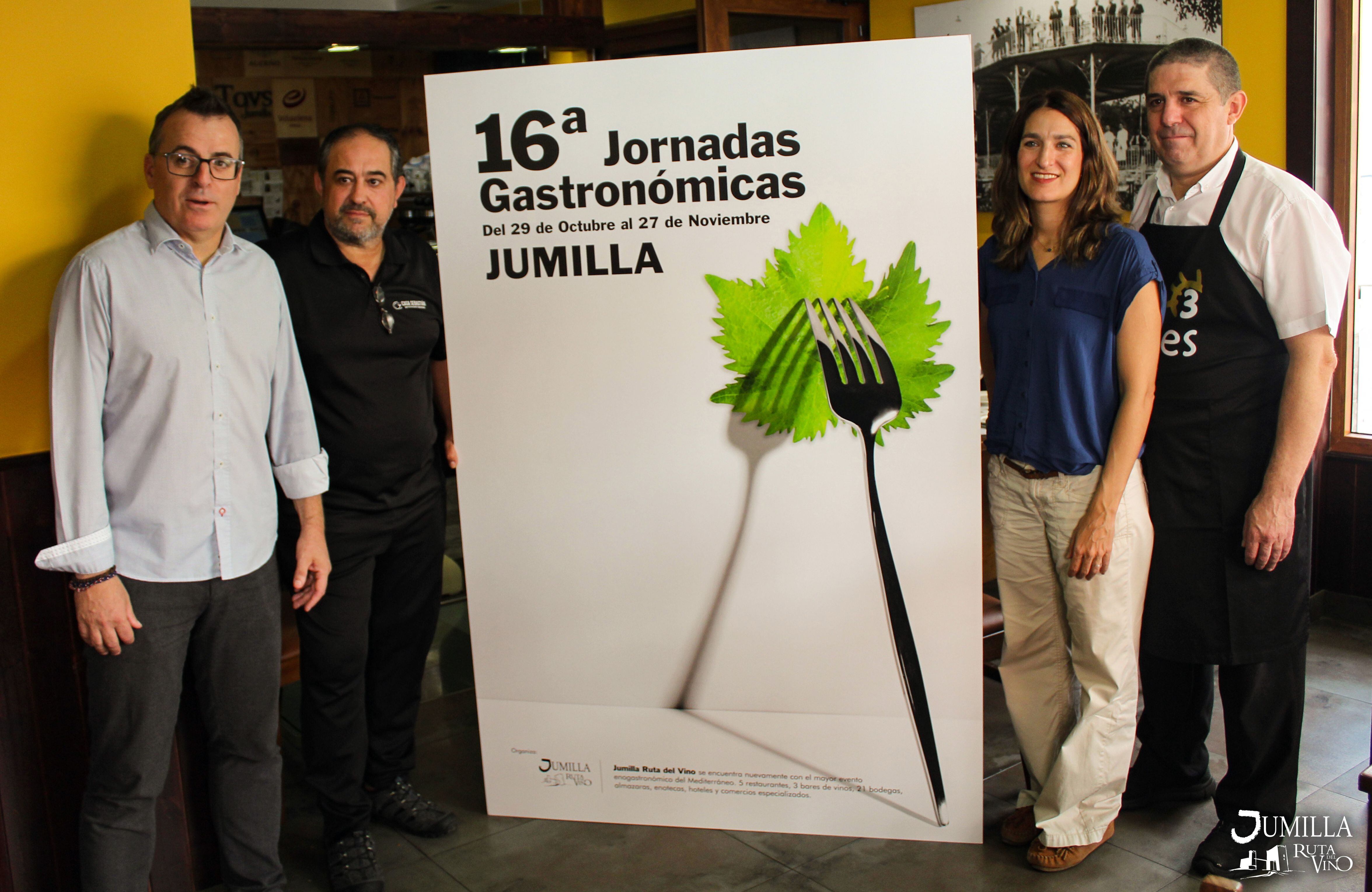 Momento de la presentacion por parte del presidente de la Ruta del Vino, Jose Arturo Castellanos, Carolina  Martínez  Origone en representación del Consejo Regulador de la DOP Jumilla y miembros de la directiva de la Asociación Ruta del Vino Jumilla