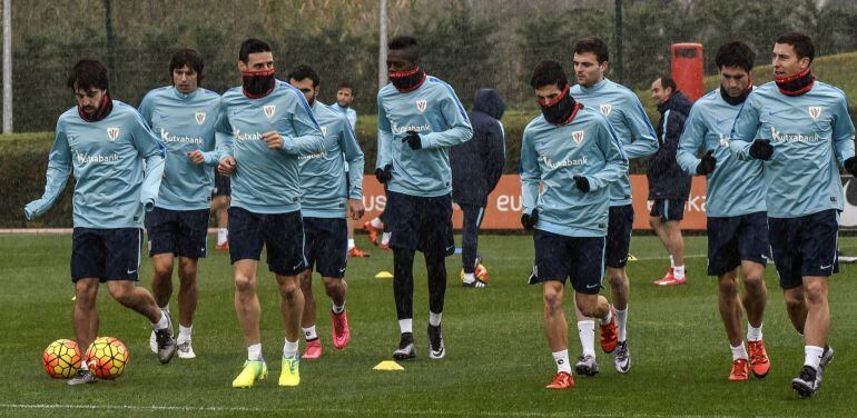 El delantero del Athletic Club Iñaki Williams (c), junto al resto de compañeros durante el entrenamiento realizado hoy en las instalaciones de Lezama, previo al encuentro de Liga que disputarán el domingo ante el Barcelona en el Camp Nou.