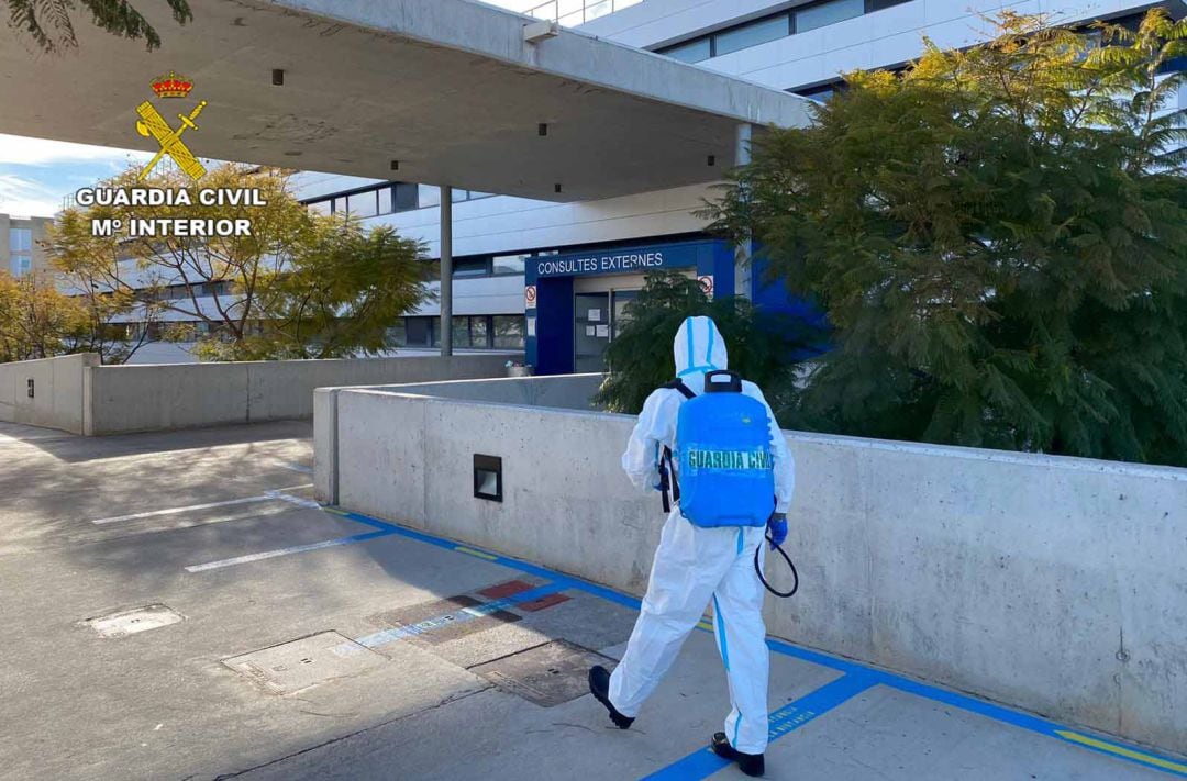 Trabajos de desinfección en el centro hospitalario