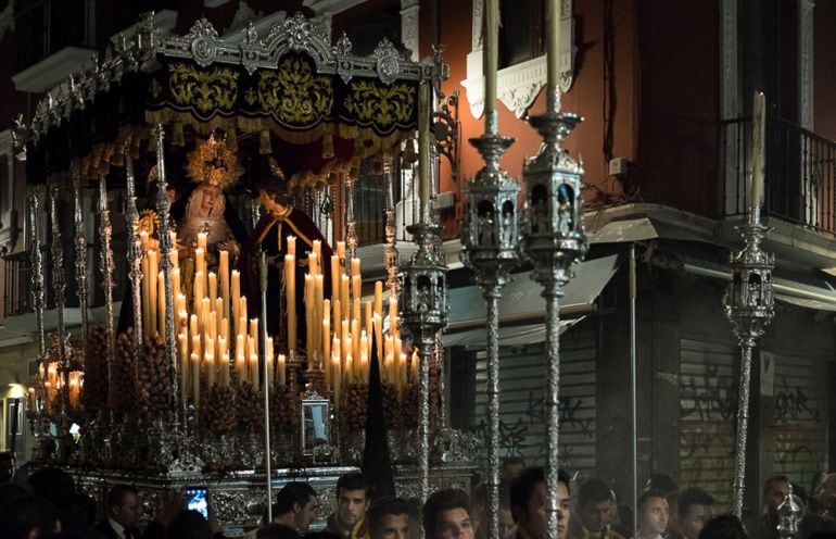 El palio de la Virgen de la Consolación en la estación de penitencia de la hermandad de San Agustín de 2015