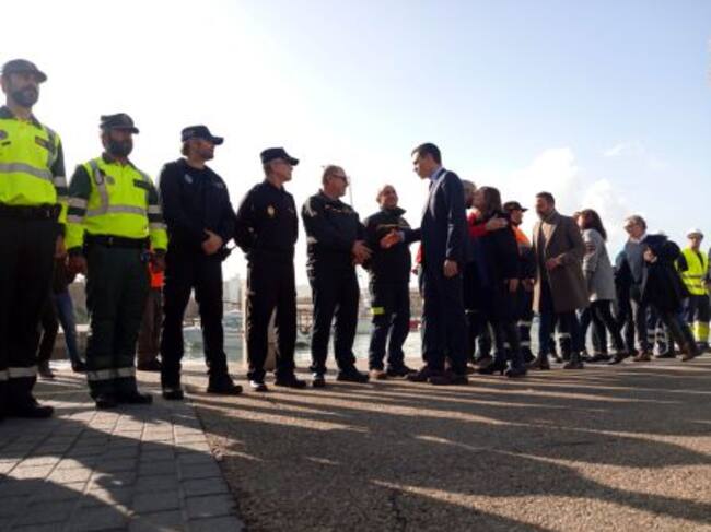 El presidente del Gobierno, Pedro Sánchez, saluda a los efectivos de emergencias.