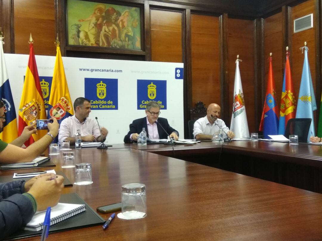 El consejero de Hacienda y Presidencia del Cabildo de Gran Canaria, Pedro Justo (c), junto al jefe de servicio de Medio Ambiente, Luis Fernando Arencibia (i), y el coordinador forestal de la institución, Carlos Velázquez (d).
