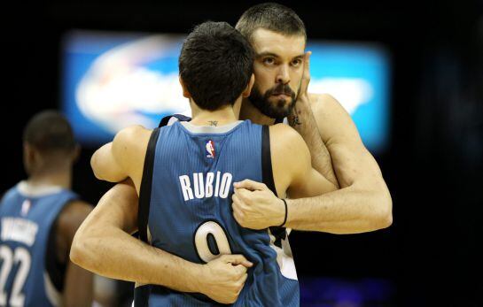 Marc Gasol saluda a Ricky Rubio durante un partido de la NBA en el FedExForum de Memphis.