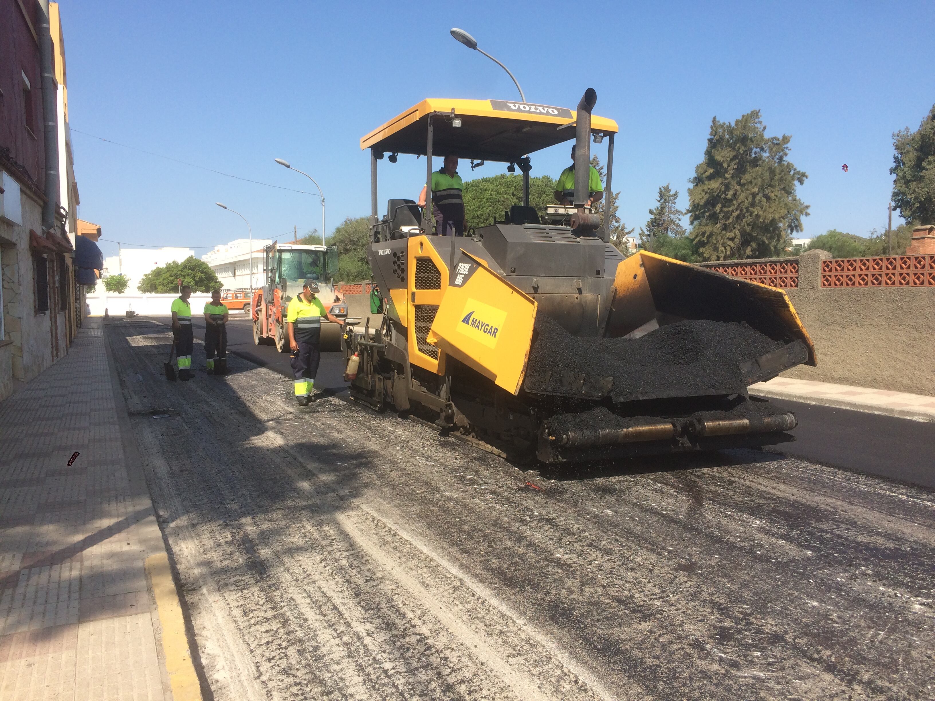 Trabajos de asfaltado en Los Barrios