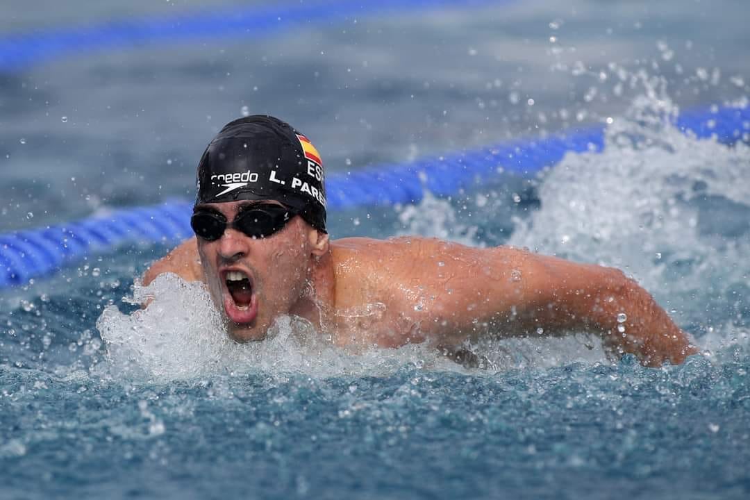 Luis Paredes nadando el 200 mariposa en el que conquistó la medalla de bronce