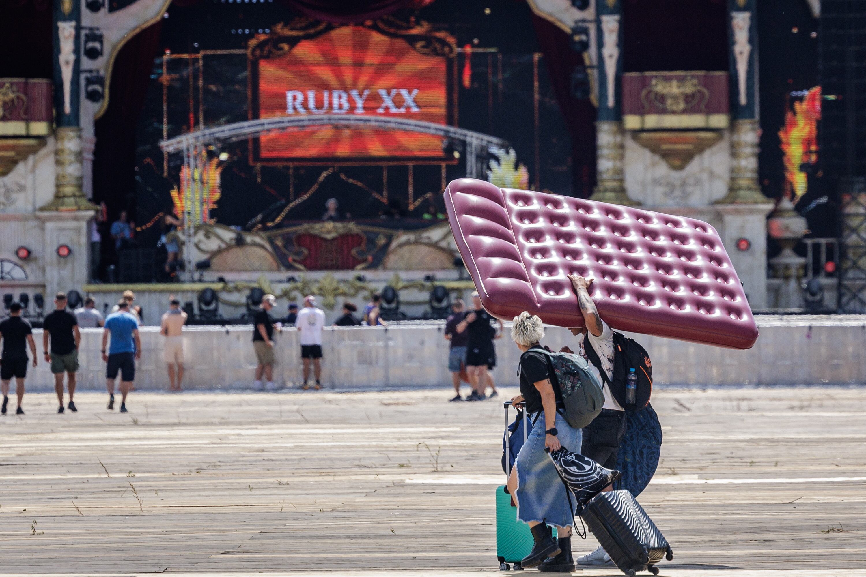 Los primeros asistentes llegan a Tomorrowland 2025 tras el incendio que destrozó el escenario principal el pasado 16 de julio.