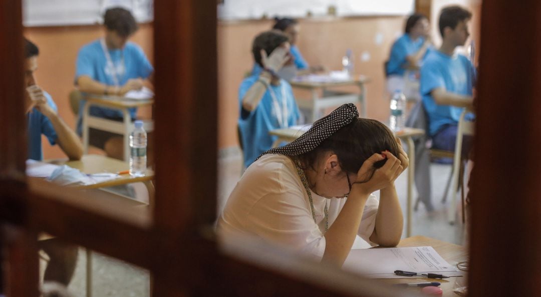 Estudiantes de bachillerato durante la realización de los exámenes de Selectividad