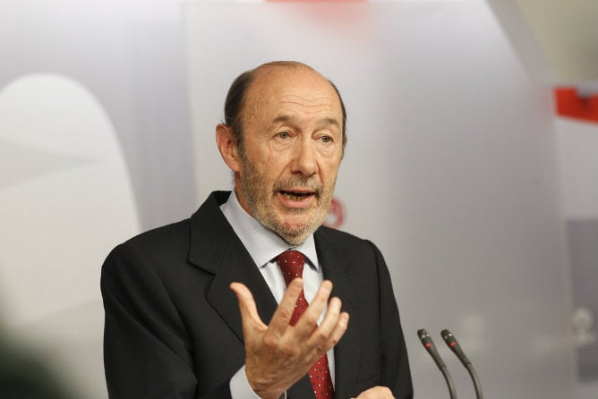 Rubalcaba se aparta y anuncia que el PSOE convocará un congreso extraordinario para la segunda semana de julio