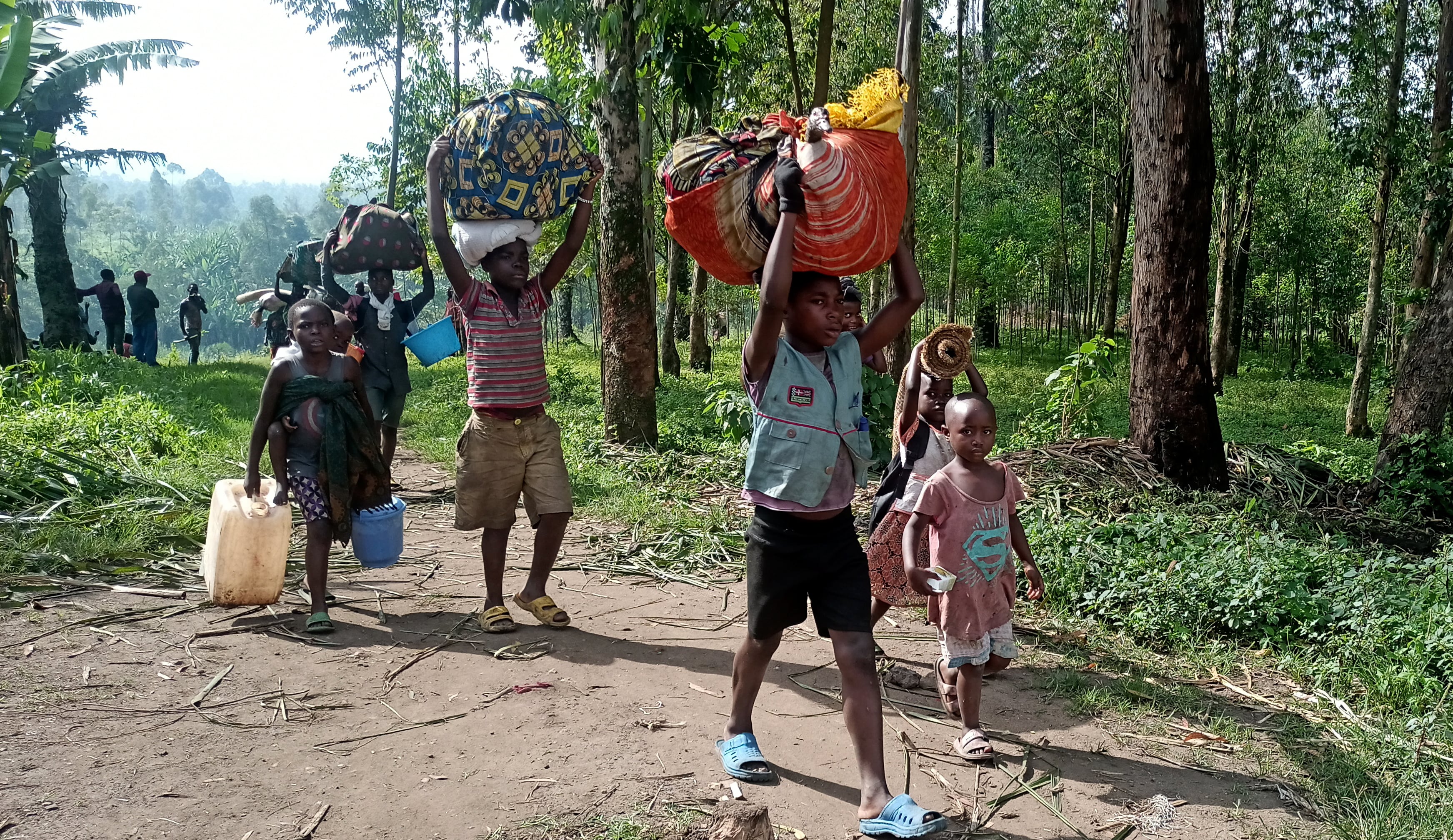 Refugiados de la República Democrática del Congo huyen de los enfrentamientos entre el gobierno y el M23