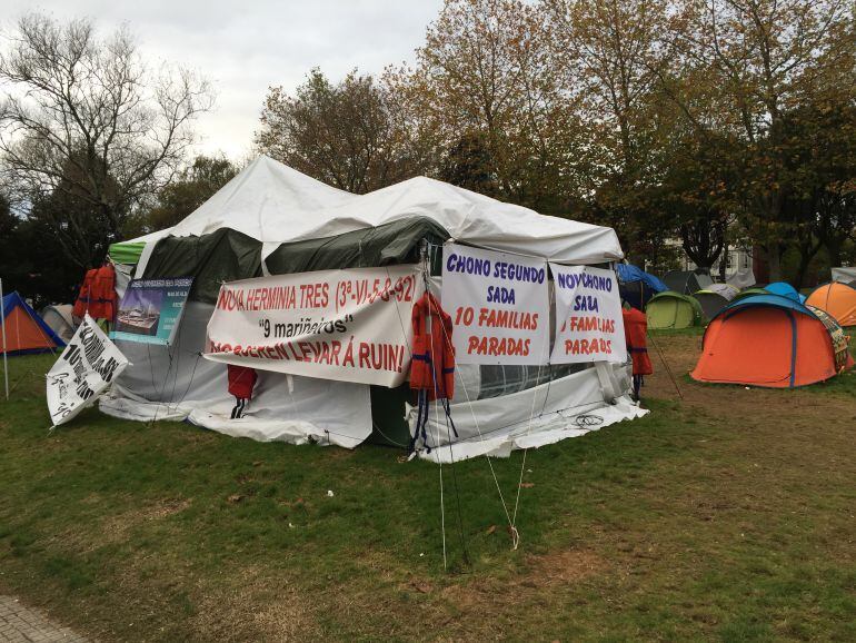 Acampada de los pescadores del cerco frente a la sede de la Xunta de Galicia