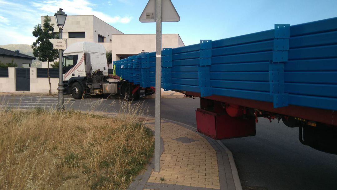Trailer atascado en la confluencia de las calles Mirador y Fuenfría en Robledo
